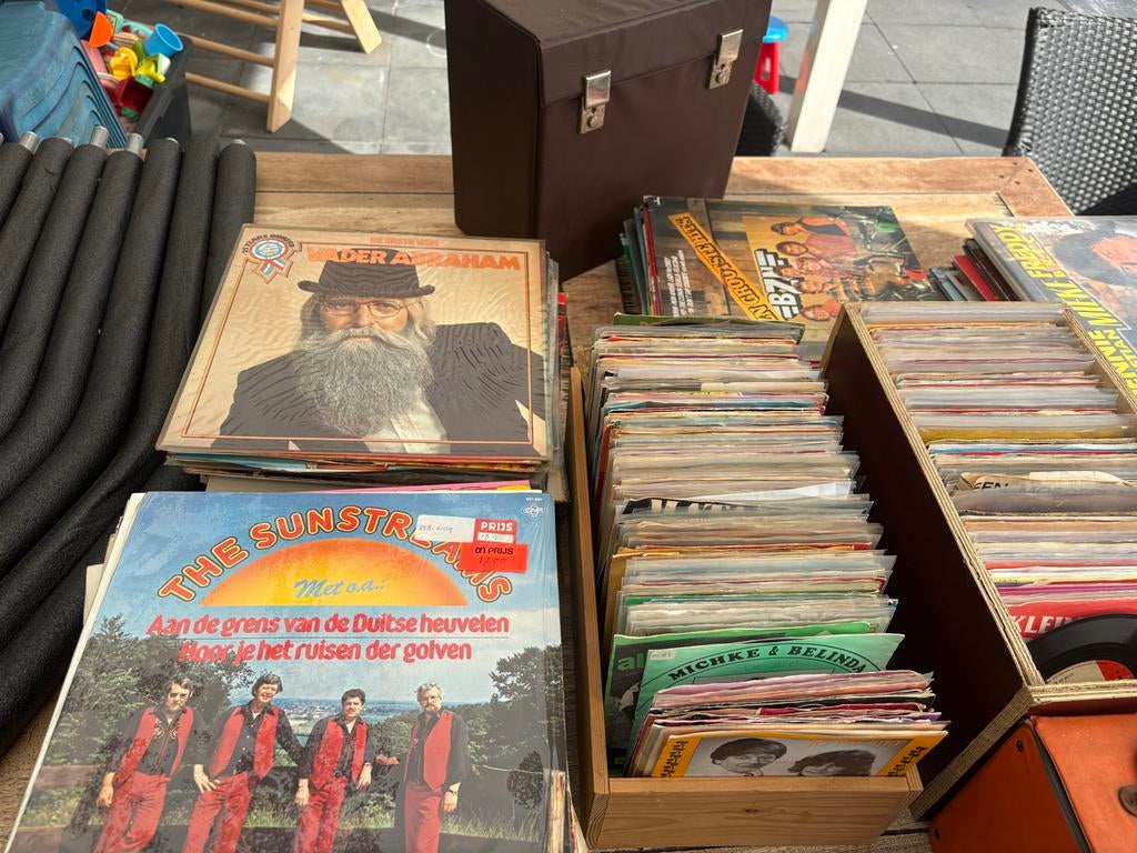 Grote partij singles en LP's (550 stuks) met 2 koffers, Ophalen of Verzenden, Gebruikt, Overige formaten