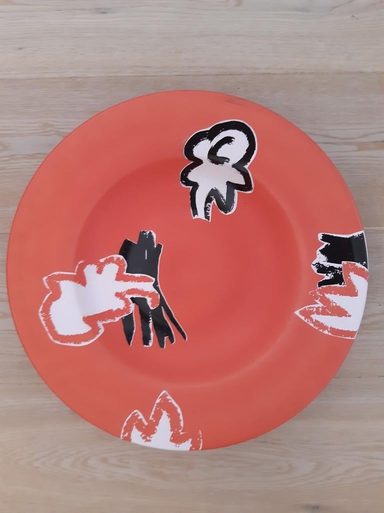 Aardewerk schaal met tekening van Raphael Hermans, Ophalen of Verzenden, Gebruikt, Oranje