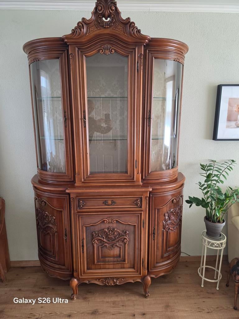 Prachtige klassieke vitrinekast met houtsnijwerk, Huis en Inrichting, Kasten | Vitrinekasten, Ophalen, Klassiek, Barok, Antiek