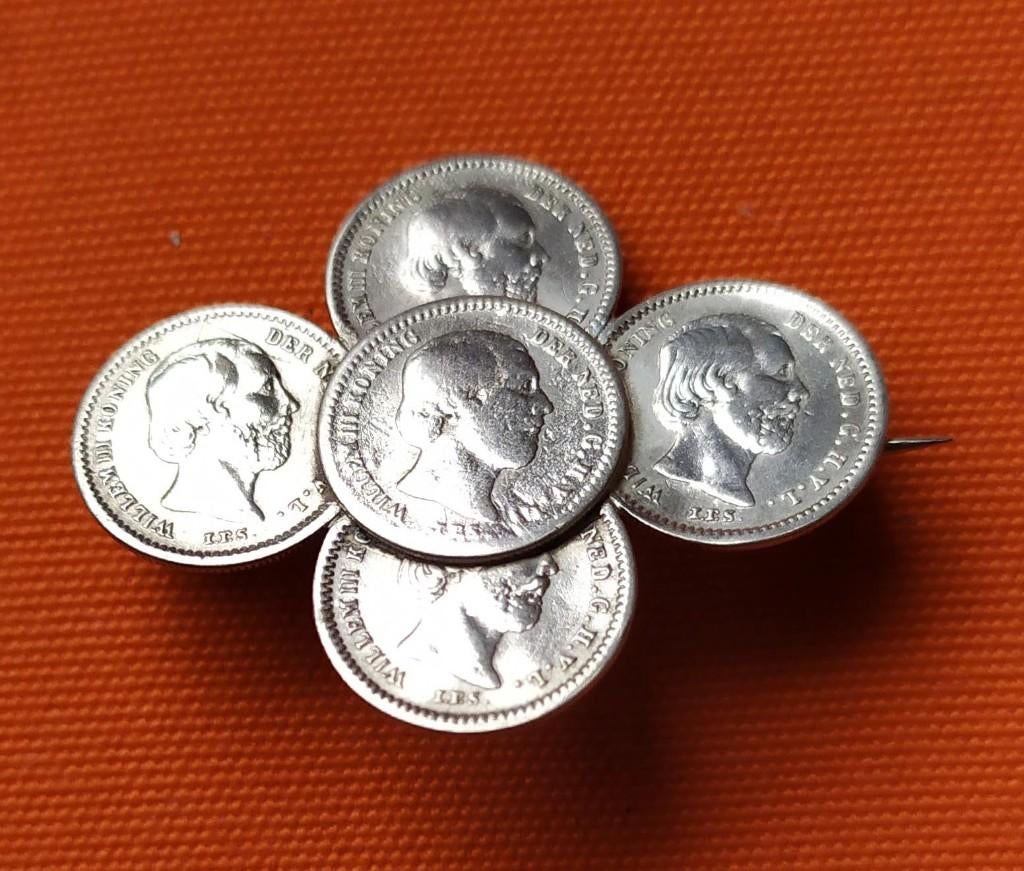 broche van vijf stuivertjes van koning Willem III, Sieraden, Tassen en Uiterlijk, Ophalen of Verzenden, Zilver, Broche