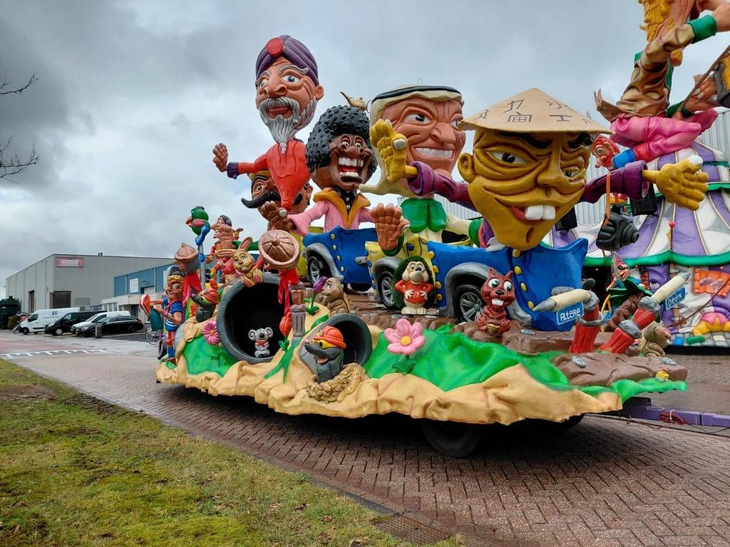 Carnavalswagen met diverse figuren, Hobby en Vrije tijd, Feestartikelen, Ophalen, Gebruikt, Feestartikel, Carnaval