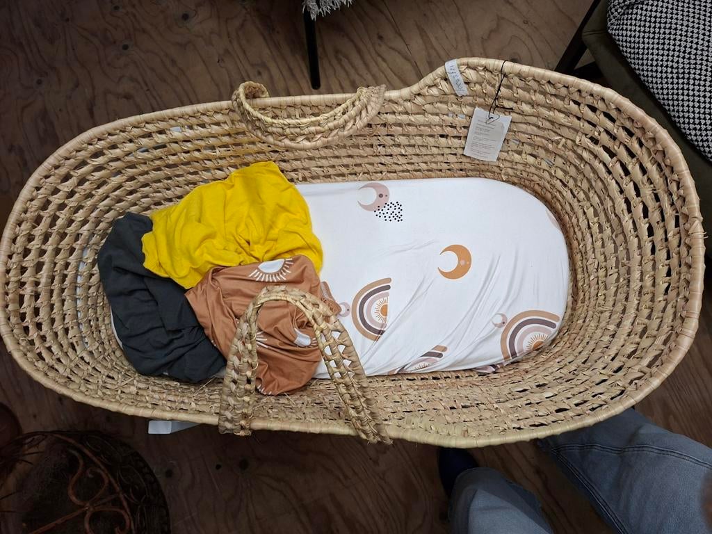 Mooie moseswieg met onderstel en extra hoeslakens, Kinderen en Baby's, Ophalen, Zo goed als nieuw, Wieg