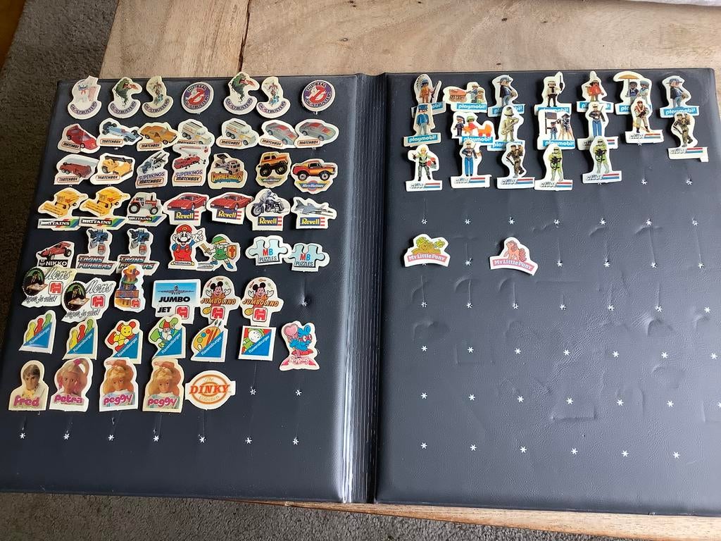 Album met verzameling speldjes oa Matchbox GI Joe Revell, Ophalen of Verzenden, Gebruikt, Overige onderwerpen, Speldje of Pin