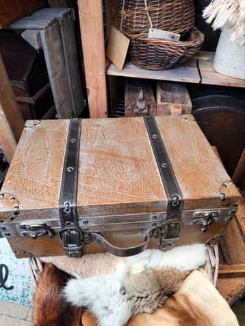 Houten brocante koffer kist beschikbaar voor biedingen
