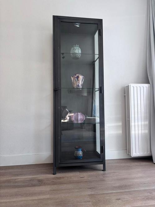 Zwarte stalen vitrinekast met glazen planken, Huis en Inrichting, Kasten | Vitrinekasten, Gebruikt, 150 tot 200 cm, 50 tot 100 cm