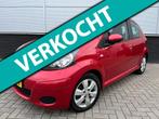 Toyota Aygo 1.0-12V 5drs Aspiration Barcelona Red - Alcantar, Auto's, Voorwielaandrijving, Gebruikt, 4 stoelen, 68 pk