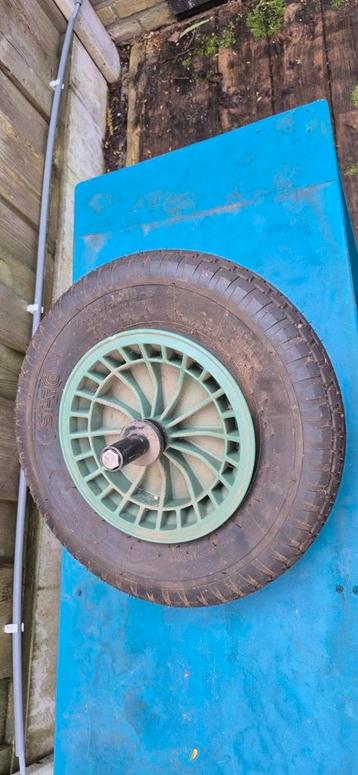 Wiel voor kruiwagen beschikbaar voor biedingen