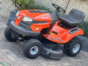 Husqvarna zitmaaier TS142L in nieuwstaat hydrostaat trekhaak beschikbaar voor biedingen