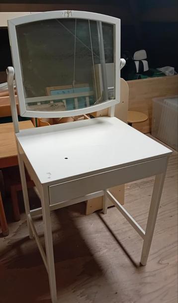Witte kaptafel met gebruikerssporen 