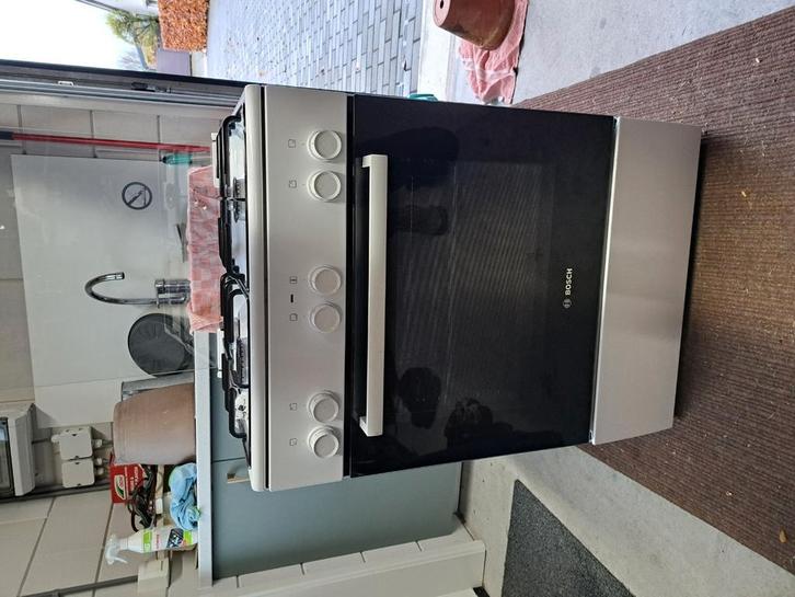 Bosch gas-elektrisch fornuis, Witgoed en Apparatuur, Fornuizen, Zo goed als nieuw, Vrijstaand, Elektrisch, 4 kookzones, 85 tot 90 cm