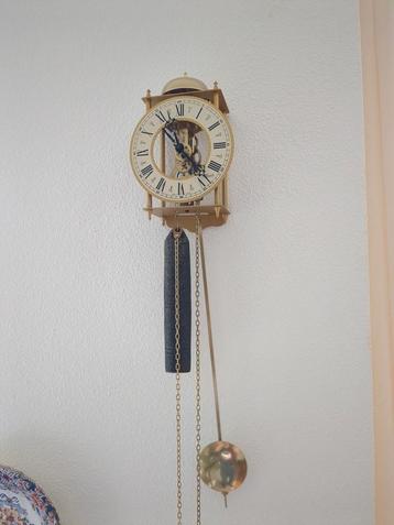 Antieke Wandklok met Slinger beschikbaar voor biedingen