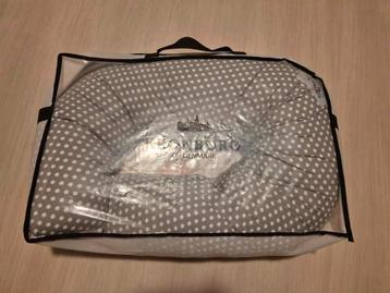 Voedingskussen - Grijs met witte stippen beschikbaar voor biedingen