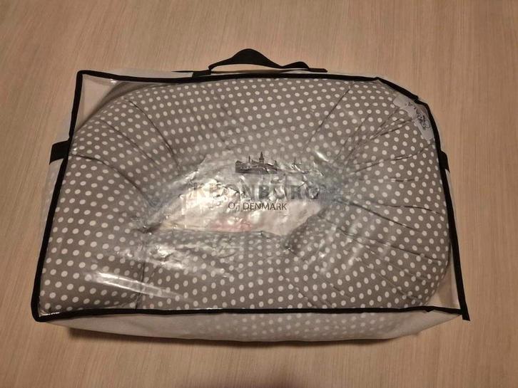 Voedingskussen - Grijs met witte stippen, Kinderen en Baby's, Babywiegjes en Ledikanten, Zo goed als nieuw, Overige typen, Ophalen