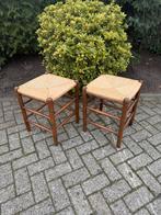 Set van 2 vintage houten krukken met biezen zitting, ., Ophalen of Verzenden, Zo goed als nieuw, .