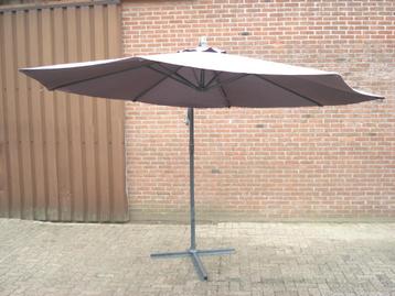 Degelijke goedwerkende  Zweefparasol met Voet   300 cm Br beschikbaar voor biedingen