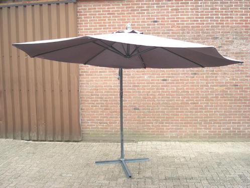Degelijke goedwerkende  Zweefparasol met Voet   300 cm Br, Tuin en Terras, Parasols, Gebruikt, Zweefparasol, 2 tot 3 meter, Kantelbaar