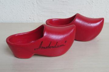 Vintage Amsterdam souvenir, twee rode klompjes beschikbaar voor biedingen