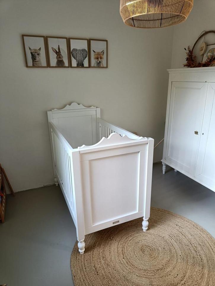 Babykamer: bed Bopita, nieuw matras, kast en commode, Kinderen en Baby's, Kinderkamer | Complete kinderkamers, Gebruikt, Jongetje of Meisje