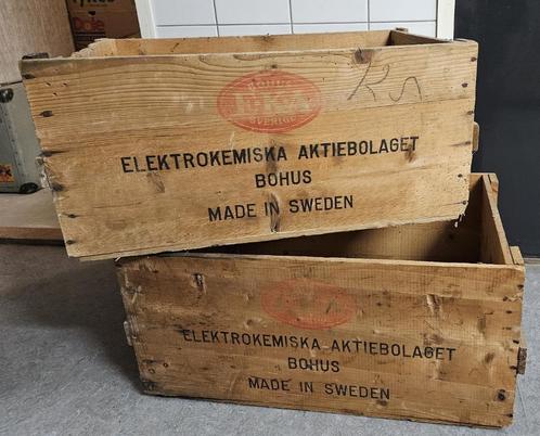 2 Oude houten kisten Elektrokemiska Aktiebolaget Sweden, Huis en Inrichting, Woonaccessoires | Kisten, Gebruikt, Minder dan 50 cm