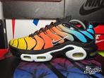 Nike Airmax Plus TN 'Tropical Gradient' EU42.5 2024, Colosseum 1, 1213 NL Hilversum, Nederland, Zwart, Nike, Ophalen of Verzenden