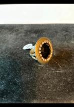 Grote ronde ring. Goudkleurig metaal met zwarte (nep) steen., Sieraden, Tassen en Uiterlijk, Ringen, Ophalen of Verzenden, Zo goed als nieuw