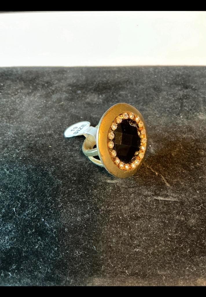 Grote ronde ring. Goudkleurig metaal met zwarte (nep) steen., Sieraden, Tassen en Uiterlijk, Ringen, Zo goed als nieuw, Dame, Goud