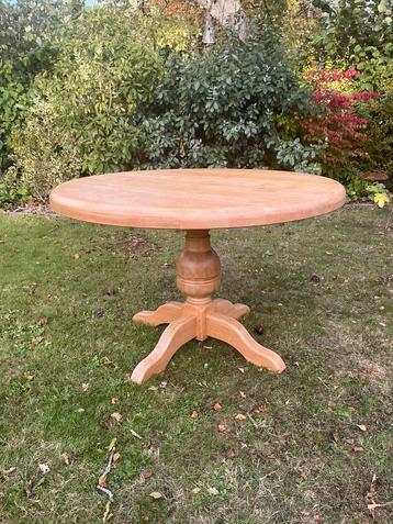 Rond blank massief eiken eettafel beschikbaar voor biedingen