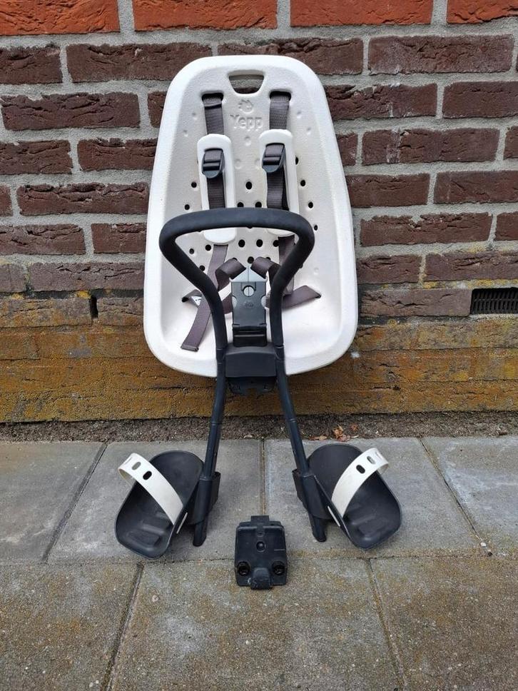 Yepp Mini Voorzitje | Wit, Fietsen en Brommers, Fietsaccessoires | Fietsstoeltjes, Gebruikt, Voorzitje, 9 t/m 18 kg, Voetsteuntjes