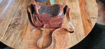 Western Saddle Purse with Tooled Leather                     beschikbaar voor biedingen