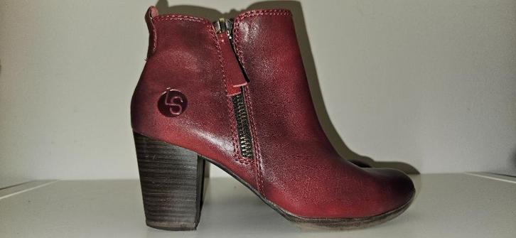 bordeaux rode hoge schoen maat 40 voor maar € 7,50, Kleding | Dames, Schoenen, Gedragen, Rood, Ophalen of Verzenden