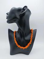 Bloedkoralen takjes ketting met gouden slot, 48 cm.