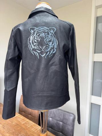 KIE STONE jasje leerlook print achterzijde NIEUW 158 /164 ZJ beschikbaar voor biedingen