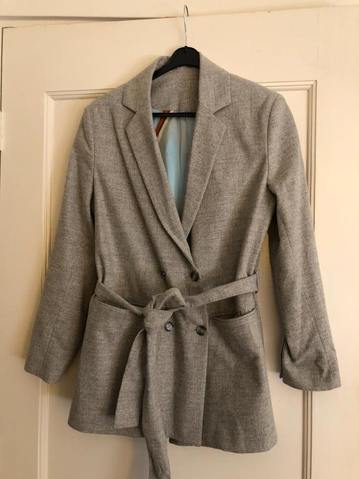 SALE Rhumaa mooi lichtgrijs jasje met strikband mt 36/38, Kleding | Dames, Jasjes, Kostuums en Pakken, Gedragen, Jasje, Maat 36 (S)