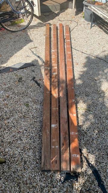 4 houten metselprofielen beschikbaar voor biedingen