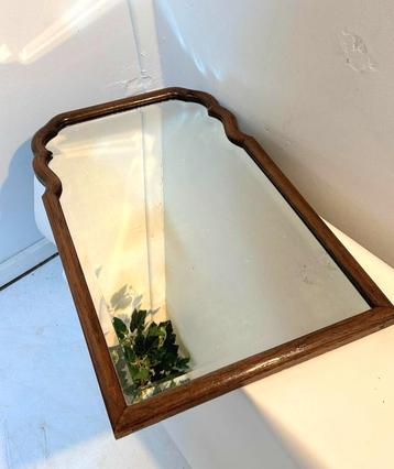 Antieke Nederlandse boerenspiegel met geschulpte houten rand beschikbaar voor biedingen