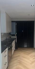 Moderne witte keuken met zwart blad, Huis en Inrichting, Keuken | Complete keukens, Ophalen, Gebruikt, Wit, Enkelwandige keuken