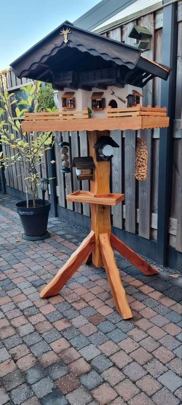 Mooie Oostenrijkse vogel voederhuizen beschikbaar voor biedingen