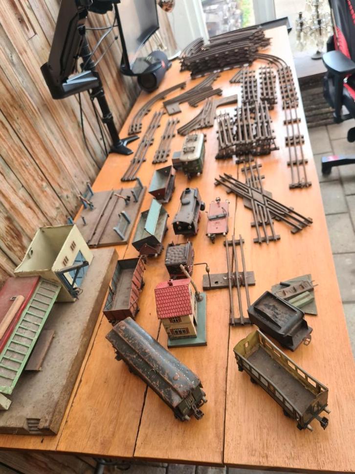 Antieke trein + Märklin rails (veel spoor), Hobby en Vrije tijd, Modeltreinen | H0, Gebruikt, Treinset, Wisselstroom, Märklin