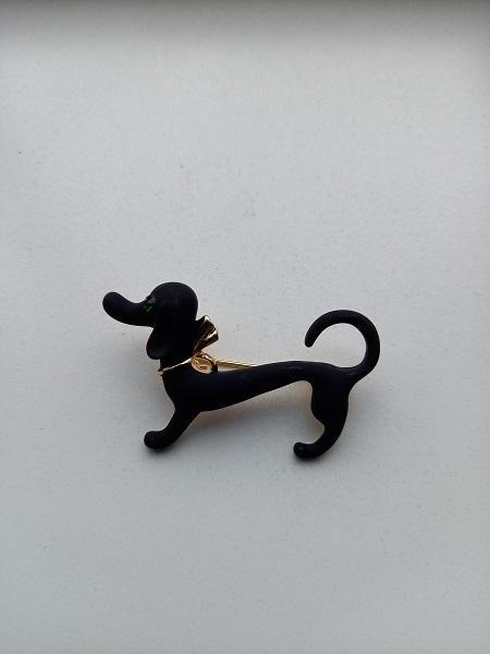 Goudkleurige broche hond zwart, Sieraden, Tassen en Uiterlijk, Broches, Nieuw, Overige materialen, Zwart, Verzenden