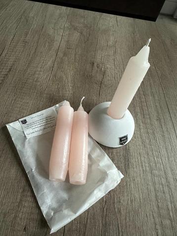 Drie roze kaarsjes met houder beschikbaar voor biedingen