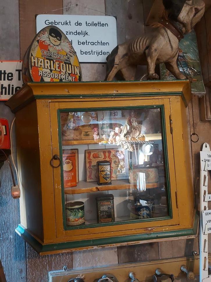 Antiek Hollands Hang/ staan vitrinekastje in orginele kleure, Antiek en Kunst, Curiosa en Brocante, Ophalen