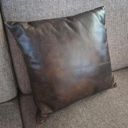 Bruin nep lederen kussen 35x35 cm, Huis en Inrichting, Woonaccessoires | Kussens, Zo goed als nieuw, Bruin, Vierkant, Ophalen of Verzenden