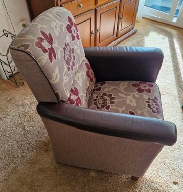 Comfortabele bordeauxrode fauteuil  beschikbaar voor biedingen