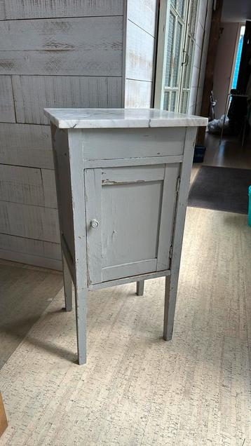 Brocante kastje met behoefte aan liefde beschikbaar voor biedingen