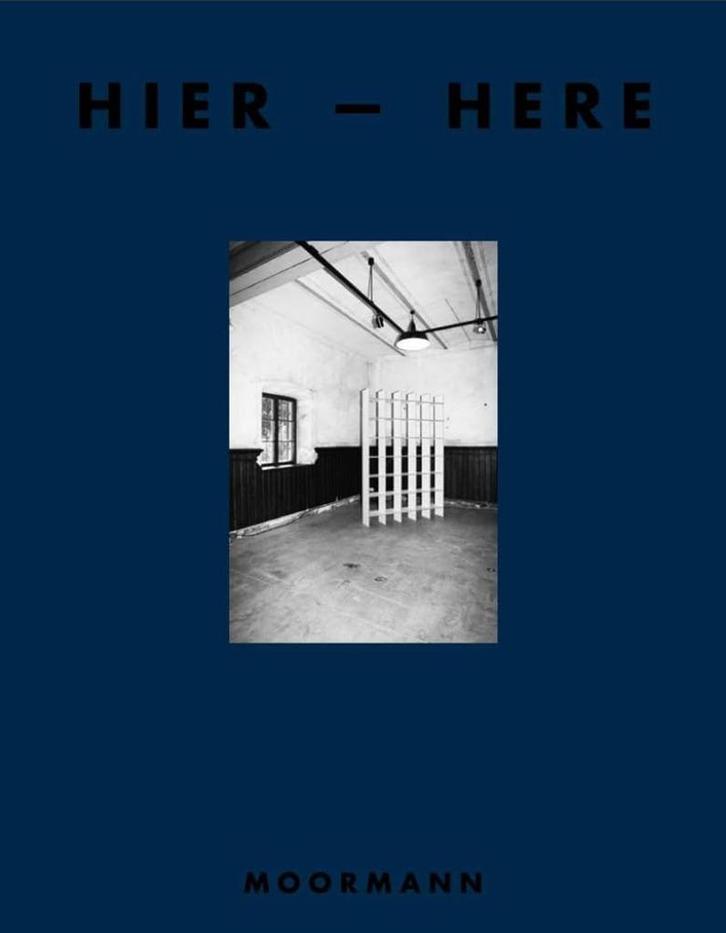 Hier Here - Nils Holger Moormann BOEK 9783899559156, Boeken, Romans, Zo goed als nieuw, Nederland, Ophalen of Verzenden