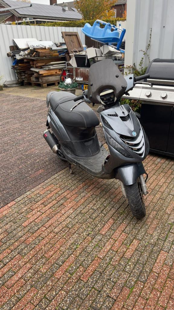 Zeer nette zip 50cc blauw plaat, Fietsen en Brommers, Scooters | Piaggio, Zo goed als nieuw, Zip, Benzine, Ophalen
