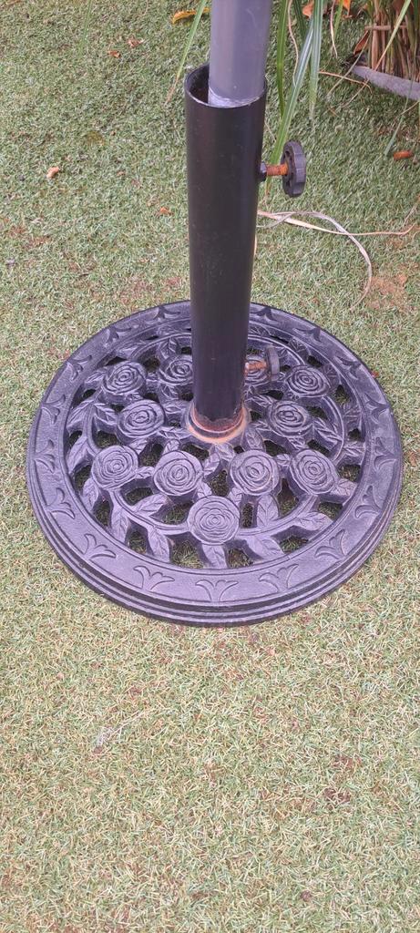 Gietijzeren Parasolvoet met Rozenmotief, Tuin en Terras, Parasols, Gebruikt, Parasolvoet, Minder dan 1 meter, Ophalen