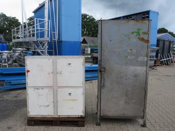 vintage industriele kasten zware uitvoering 2 stuks  beschikbaar voor biedingen