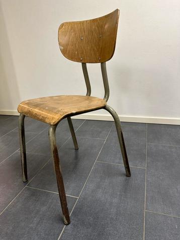 Vintage schoolstoeltje beschikbaar voor biedingen
