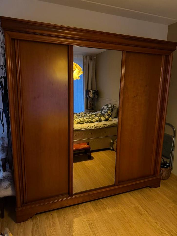 Kledingkast mahonie,3 schuifdeuren waarvan één een spiegel, Huis en Inrichting, Kasten | Kledingkasten, Zo goed als nieuw, 200 cm of meer